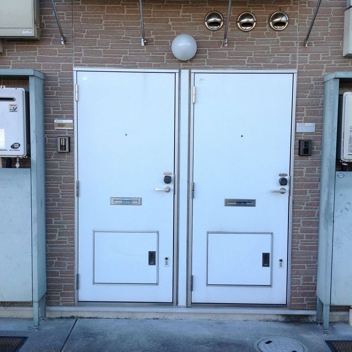 レオパレスエスト・リヴィエールの玄関