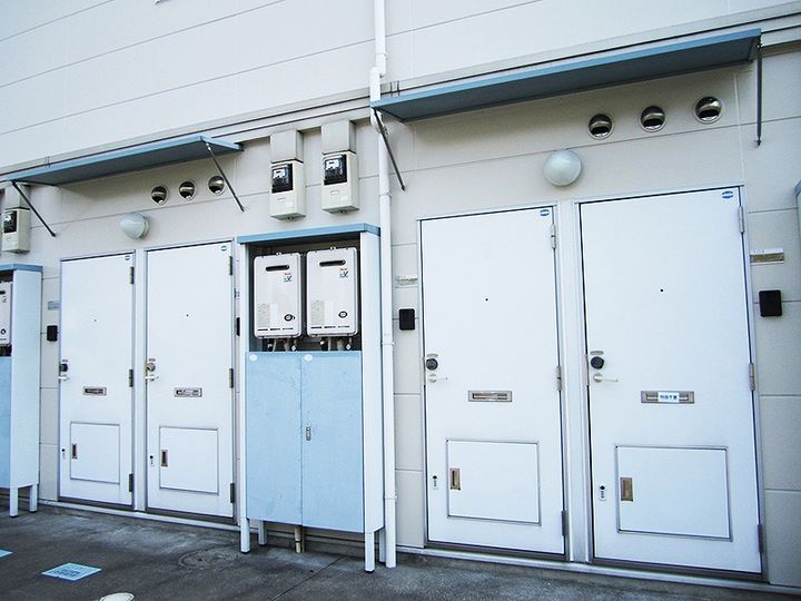 レオパレスウィングの玄関