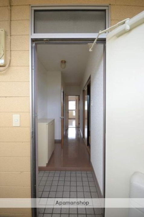 群馬県前橋市総社町植野の賃貸アパートの玄関