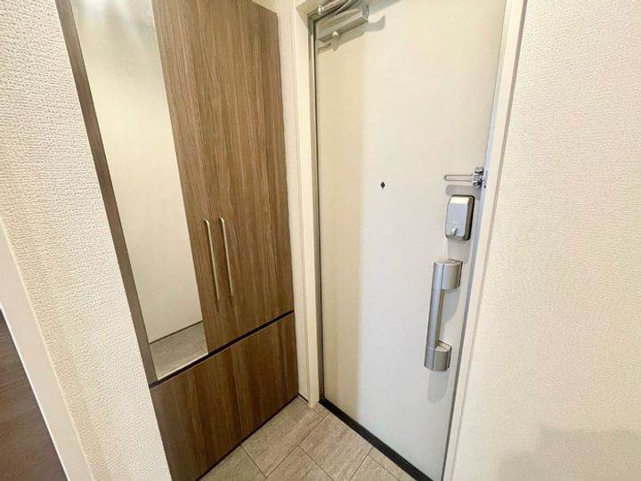 DーROOM飯田町の玄関