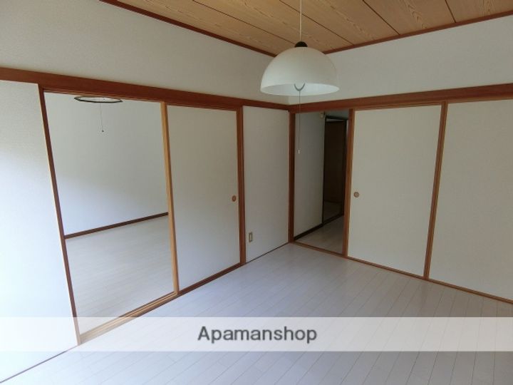 ハイツ三幸プレイス新里A105の居間