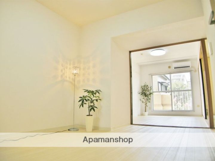 埼玉県さいたま市中央区本町西4丁目の賃貸マンションの居間