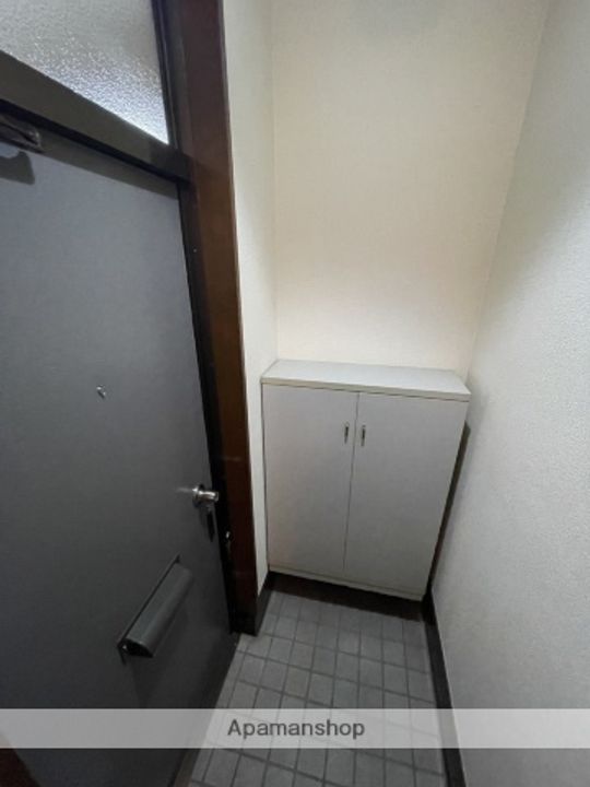 コーポラスアカイA棟の玄関