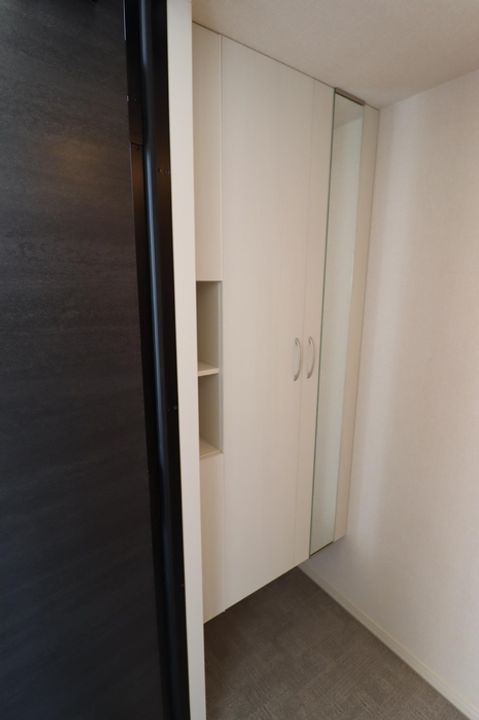 レジデンス上小Aの玄関