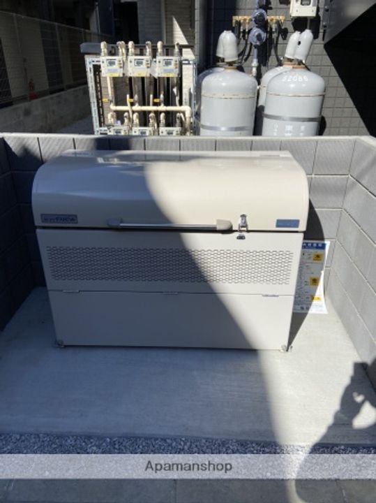 WEST CRYSTALの外観