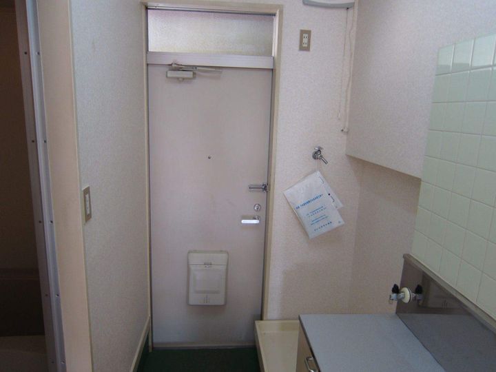 第二ダイケンハイツ206の玄関