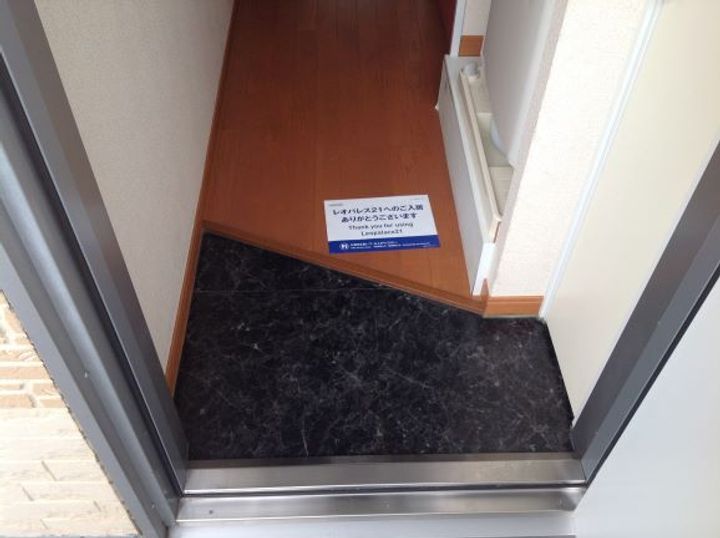 レオパレスコヅチの玄関