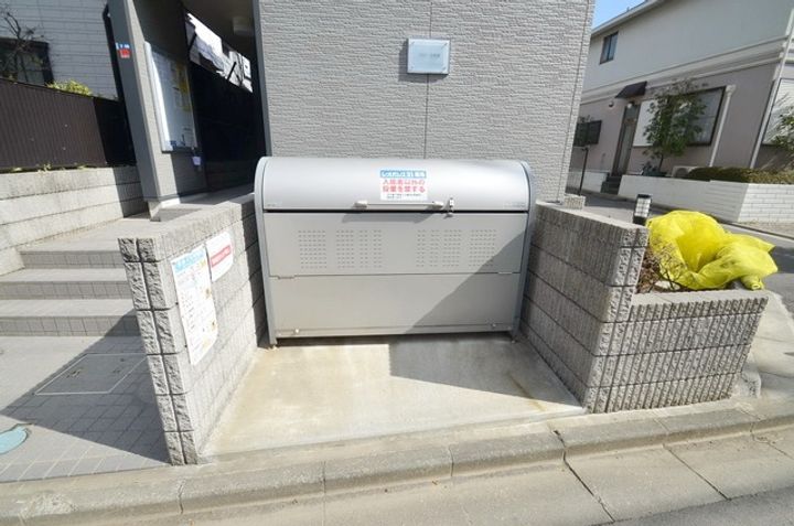 レオパレスフローラ中里の外観