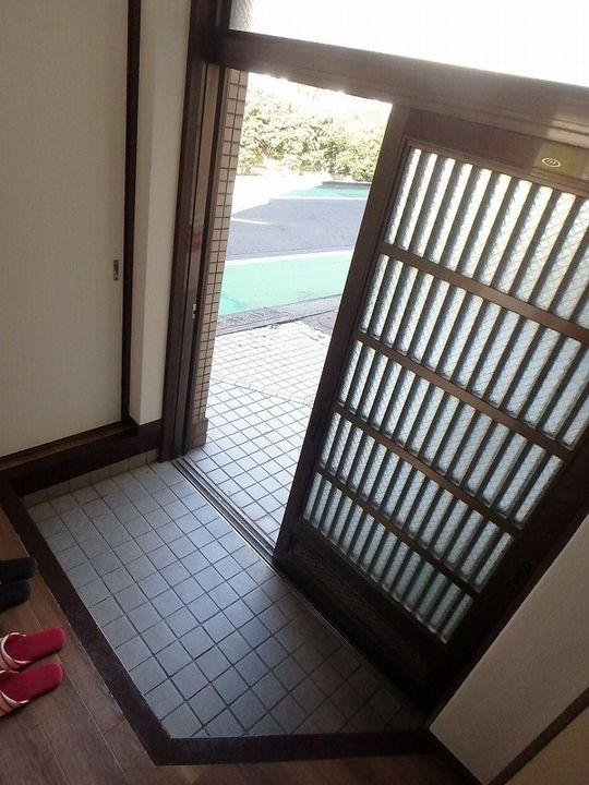 ひかりハイツ領家101号室の玄関