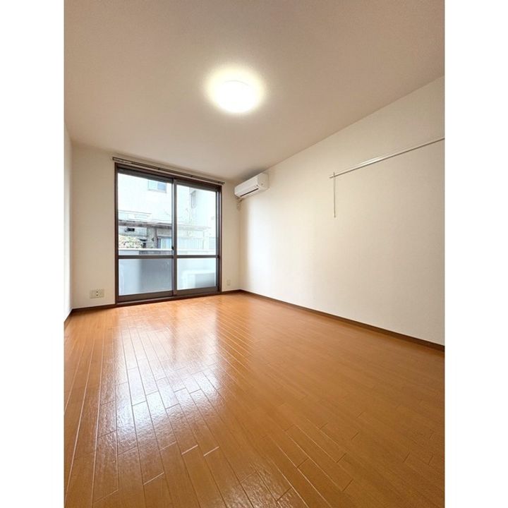 メゾンドグランドゥール102号室の居間