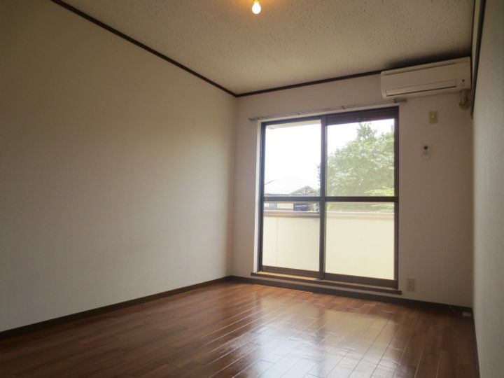 メゾンドコリンヌ203号室の居間