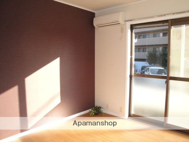 埼玉県さいたま市緑区原山4丁目の賃貸アパートの居間