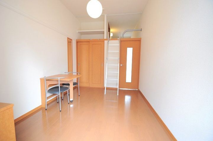 レオパレスヒルズ本郷町の居間