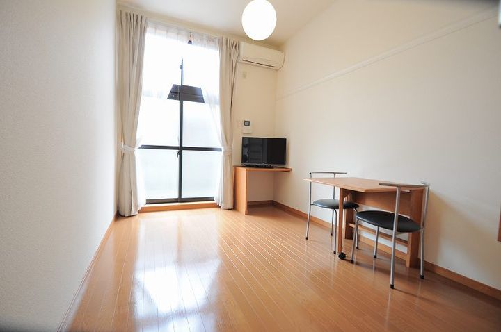 レオパレスヒルズ本郷町の居間