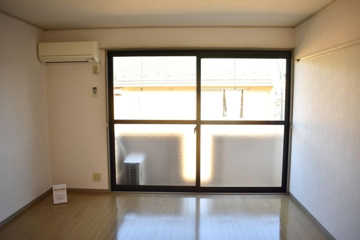 ドミール神田 参番館の居間