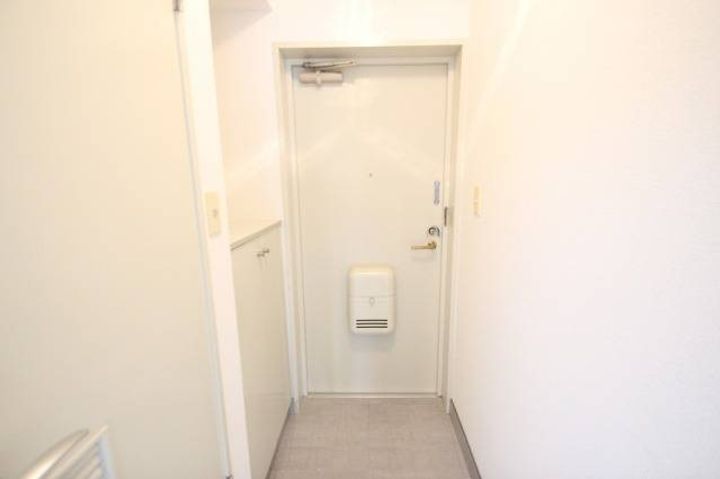 ヒルズみずほ台402の玄関