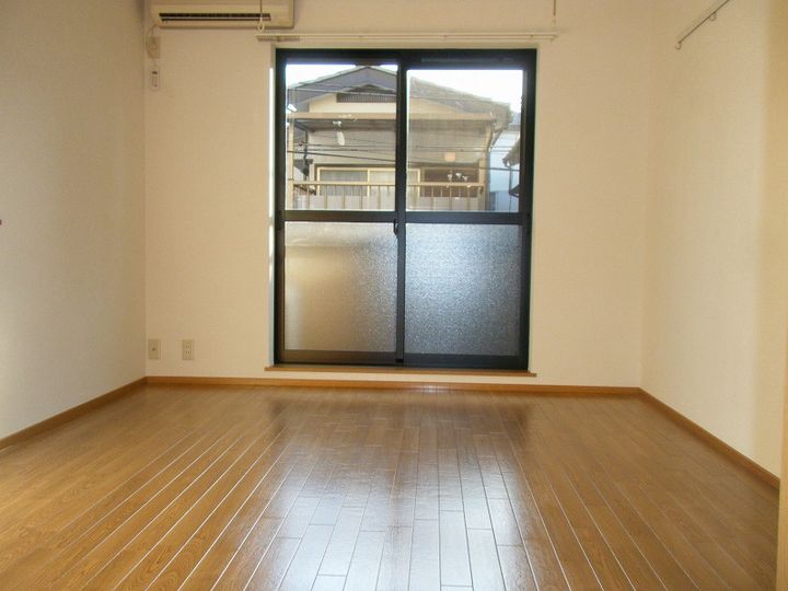 プチメゾンあさか301の居間