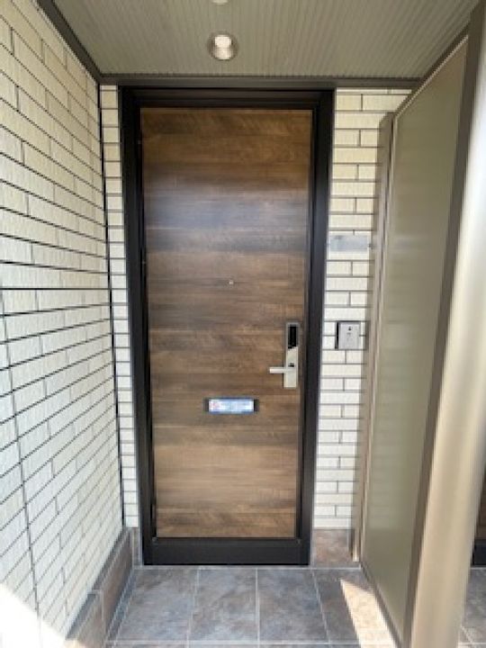 ベルサイズフラット鶴瀬201号室の玄関