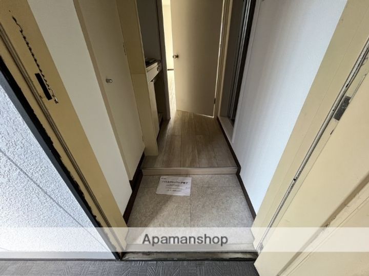 東和マンションの玄関