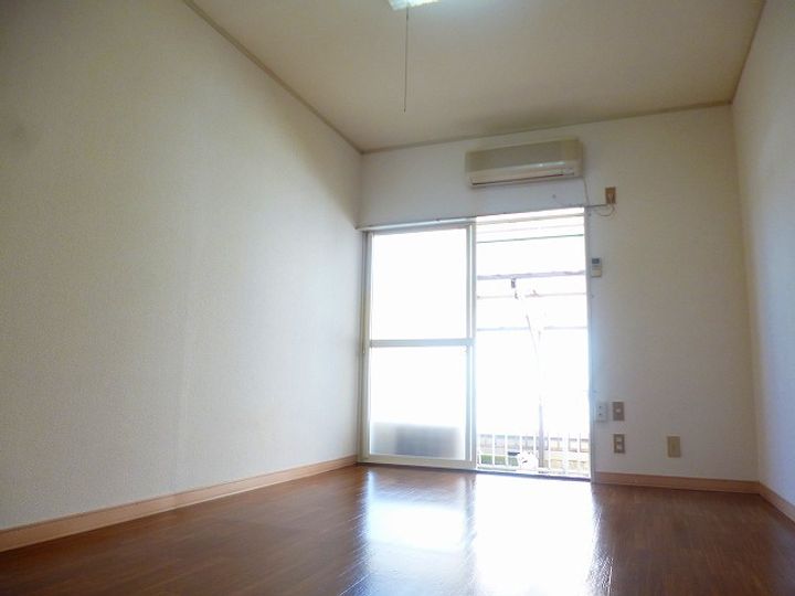 ロジューマン築地の居間