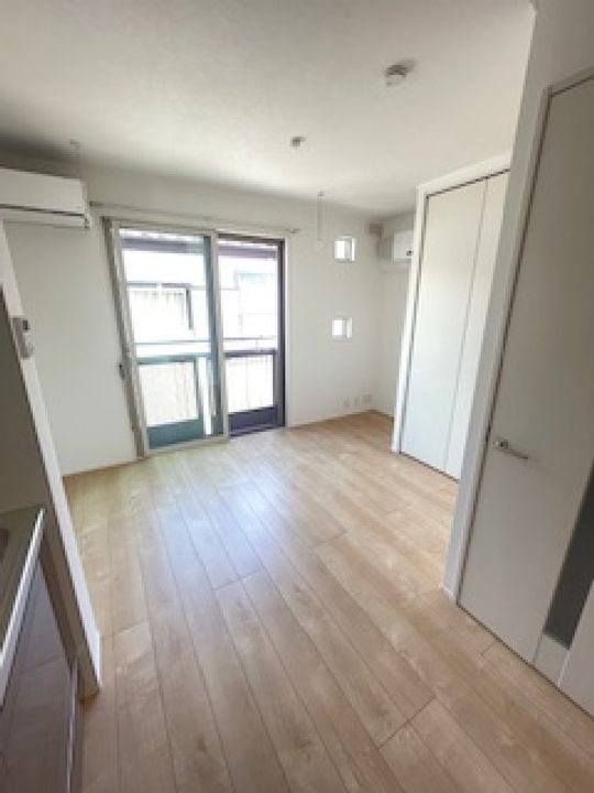 ベルサイズフラット鶴瀬202号室の居間