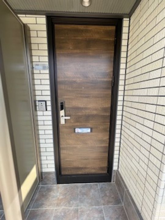 ベルサイズフラット鶴瀬202号室の玄関