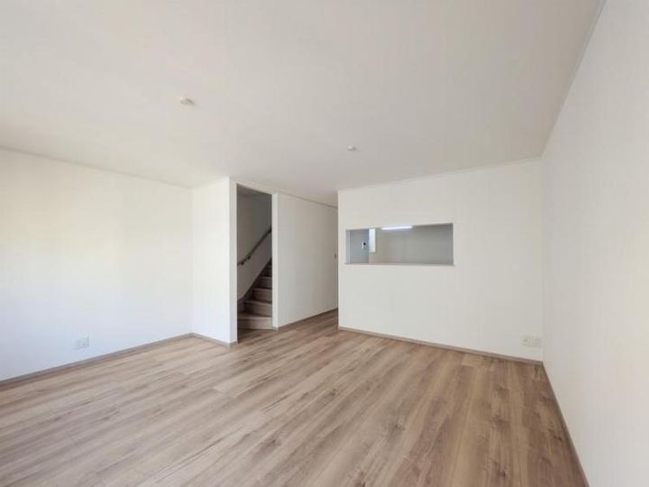 メゾン プリバーダの居間