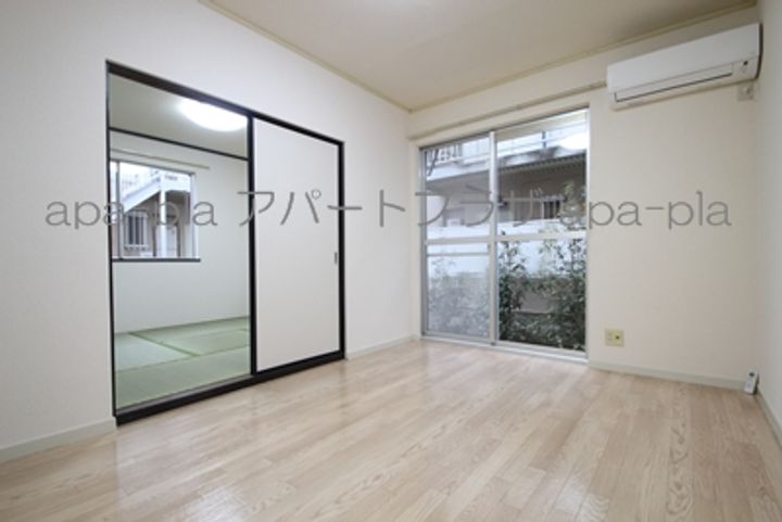 コスモプラザ Aの居間