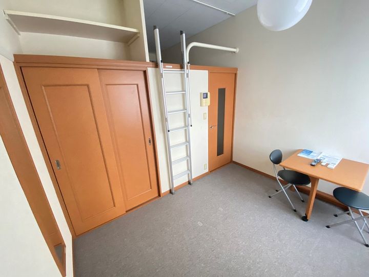 レオパレスMKアパートメントの居間