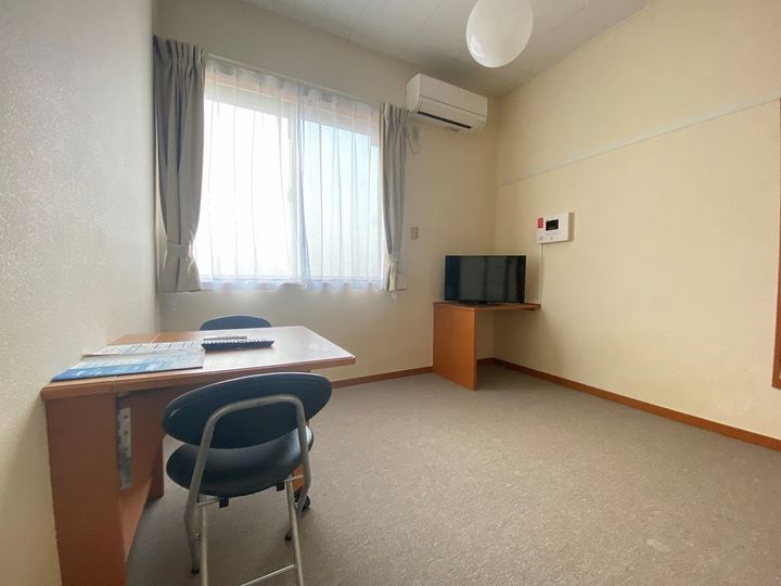 レオパレスMKアパートメントの居間