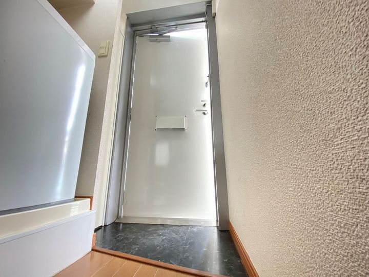 レオパレスエムロードの玄関