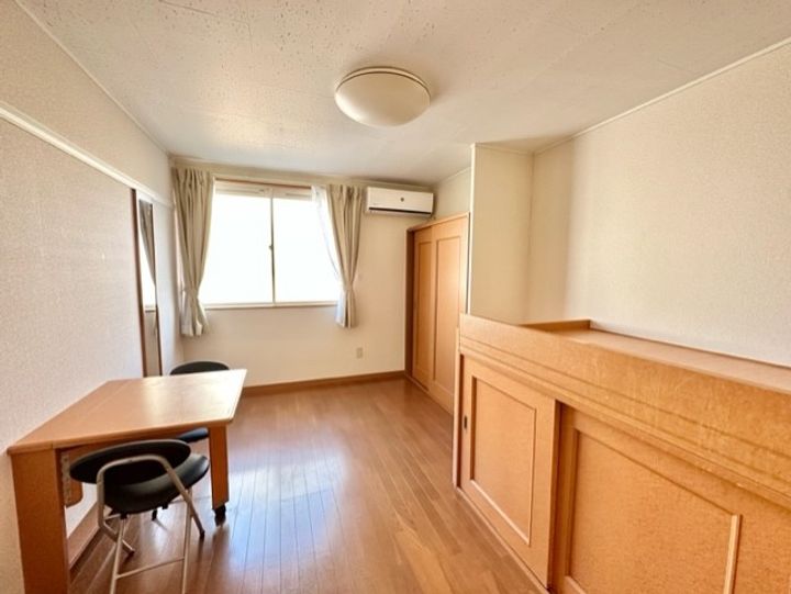 レオパレスグリーンヒル古宮の居間