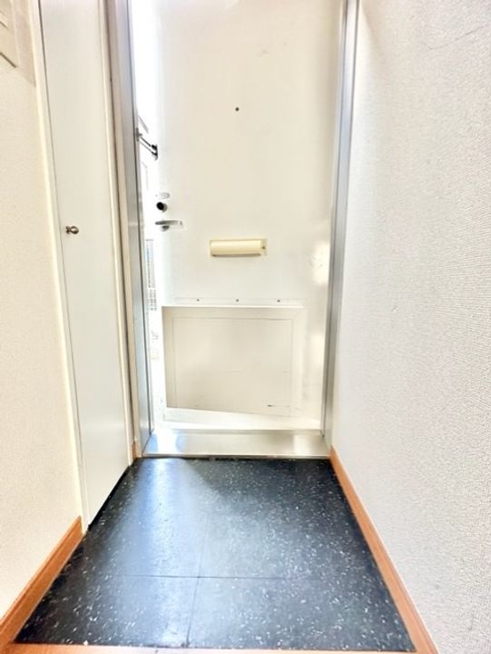 レオパレスグリーンヒル古宮の玄関