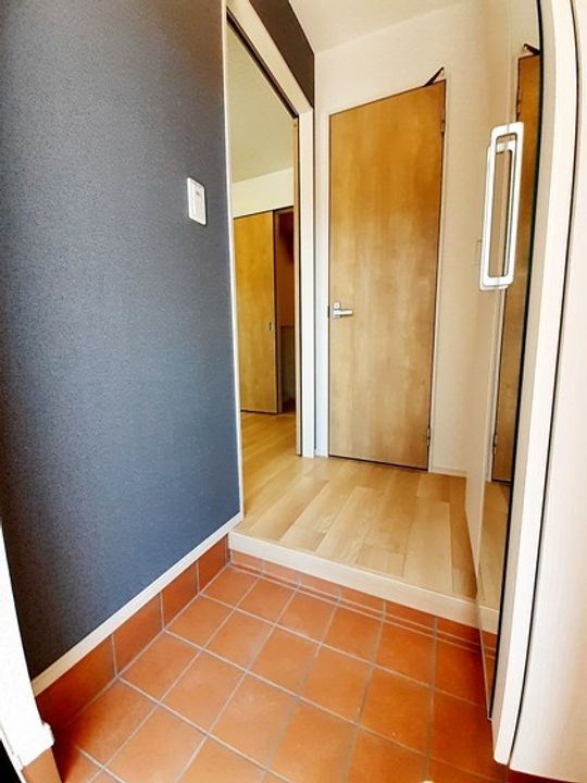 ジュネス アウラの玄関