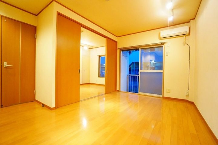 グランドール朝霞103の居間