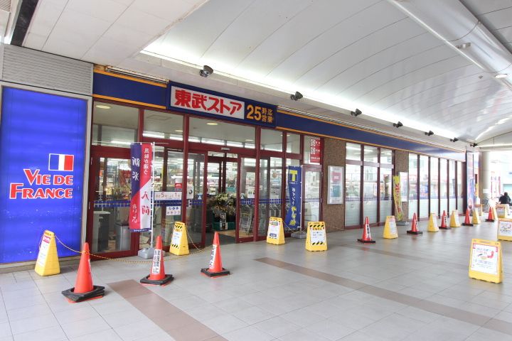 リブリ・レナトゥスの周辺