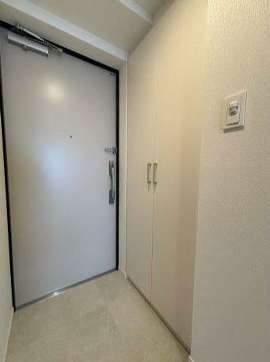 ケイディーエックスレジデンス原木中山の玄関