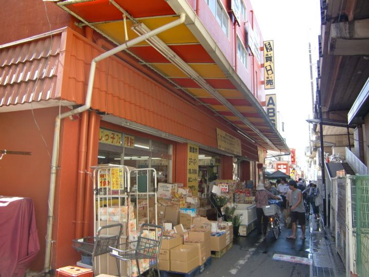 イーストワンの周辺