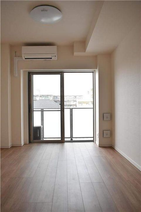 千葉県船橋市本中山4丁目の賃貸マンションの居間