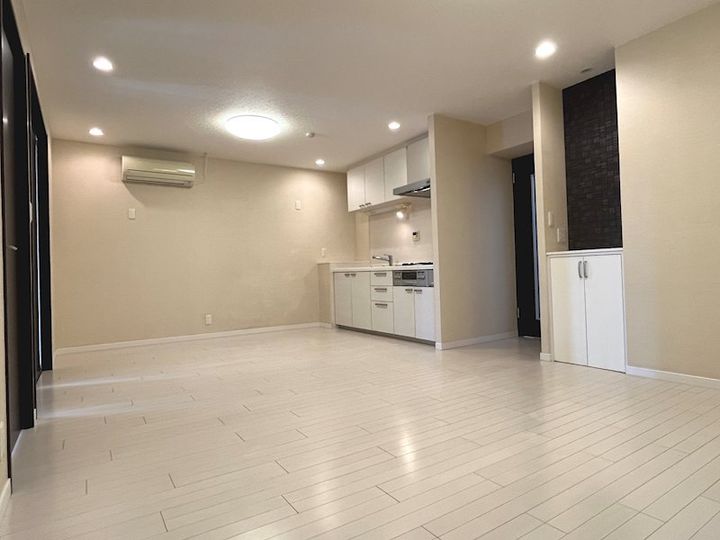 千葉県市川市欠真間2丁目の賃貸マンションの居間