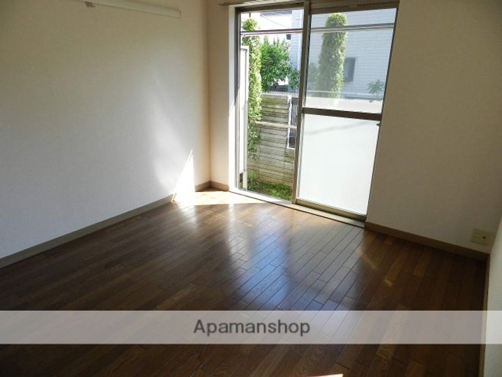 メゾン・ヴェルデ八幡102の居間