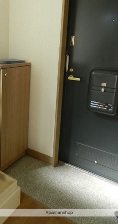 メゾン・ヴェルデ八幡102の玄関