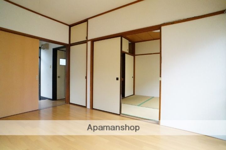 薬円台ハイツの居間