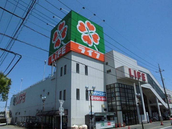 プラドールⅢの周辺
