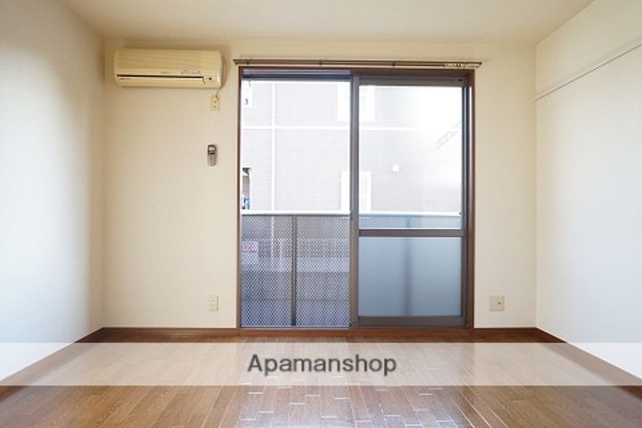 ファーストミレニアムの居間