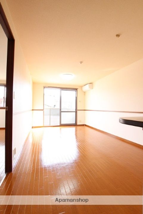 ヴィラ・レイクサイド203の居間