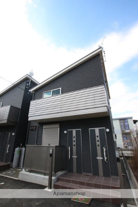 ロイヤルフォレストヴィラB棟(右奥)101の外観