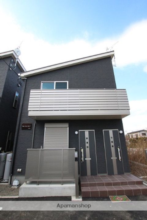 ロイヤルフォレストヴィラB棟(右奥)101の外観