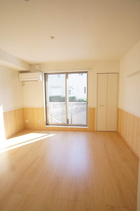 バードピア新田A棟206の居間