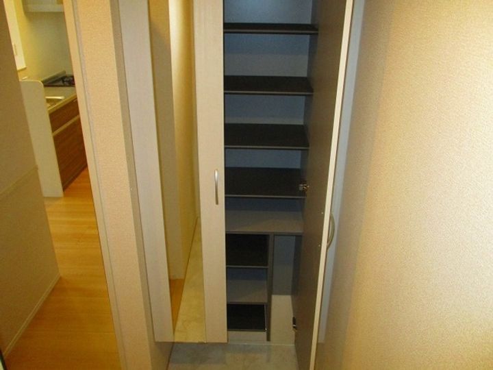 パストラルコート Cの玄関